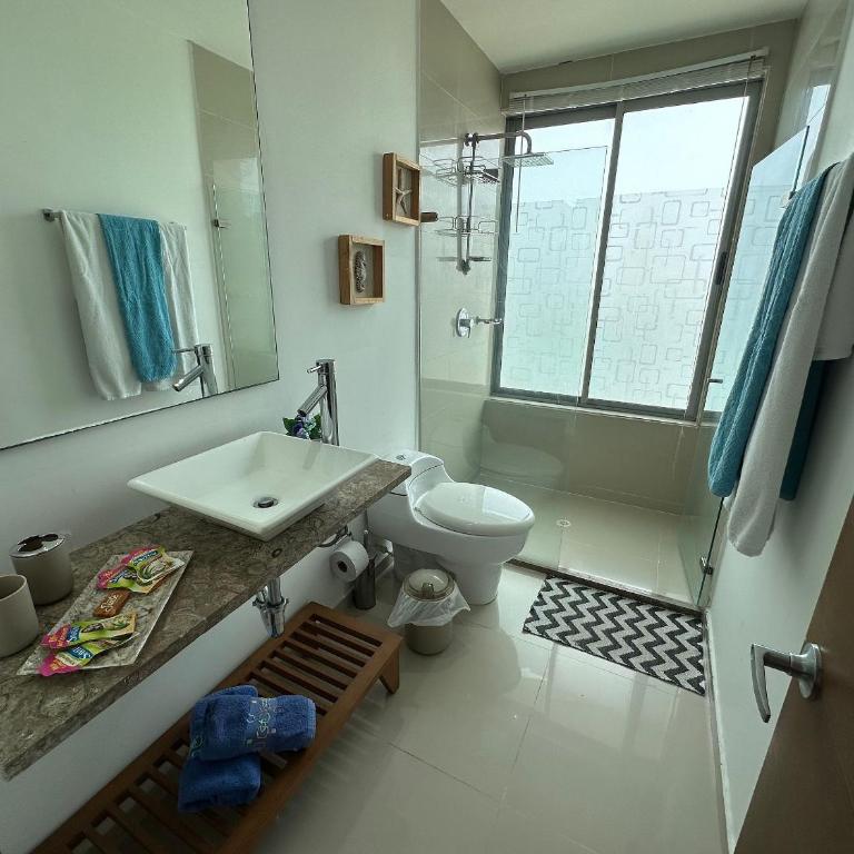 Amplios Aptos de Lujo Frente a la Playa a 5 Minutos del Centro y del Aeropuerto, en Edificio con Piscina, Jacuzzi, Sauna, Gimnasio, Turco y Seguridad las 24 hs. - Apartamento con vistas y balcón - 22