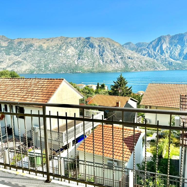 Prcanj sunny port apartments with shared pool - Three-Bedroom Apartment with Water View - 6
