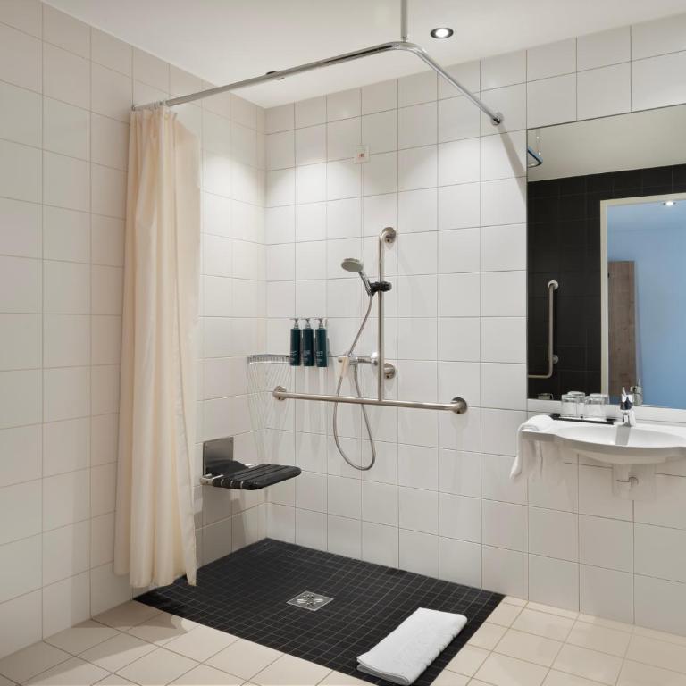 Hilton Garden Inn Innsbruck Tivoli - Zimmer mit Kingsize-Bett - barrierefrei - 5