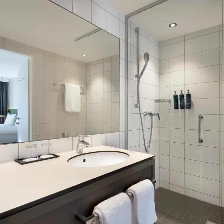 Hilton Garden Inn Innsbruck Tivoli - Deluxe Eckzimmer mit Kingsize-Bett und Schlafsofa - 5