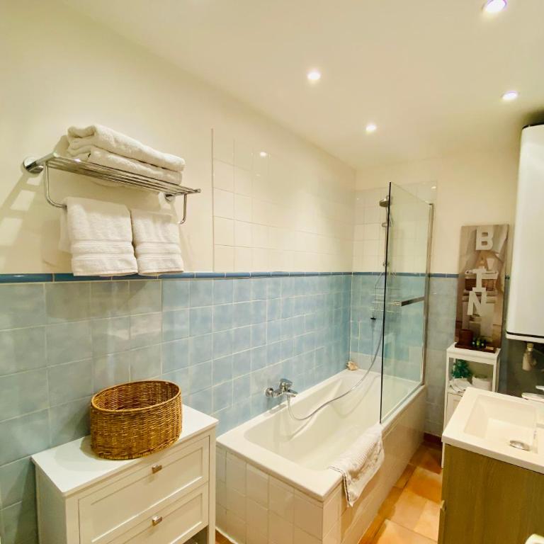 Balcony over Provencal Market, Old Antibes - Apartment mit Balkon - 10