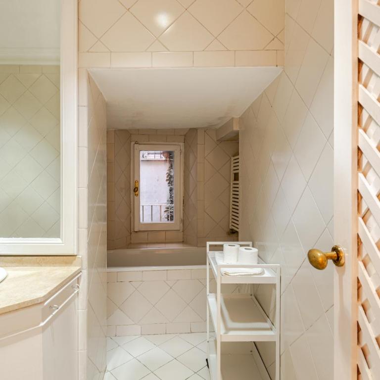 Campo de Fiori - Casa Storica 4bdr con Terrazza - Four-Bedroom Apartment with Balcony - 17