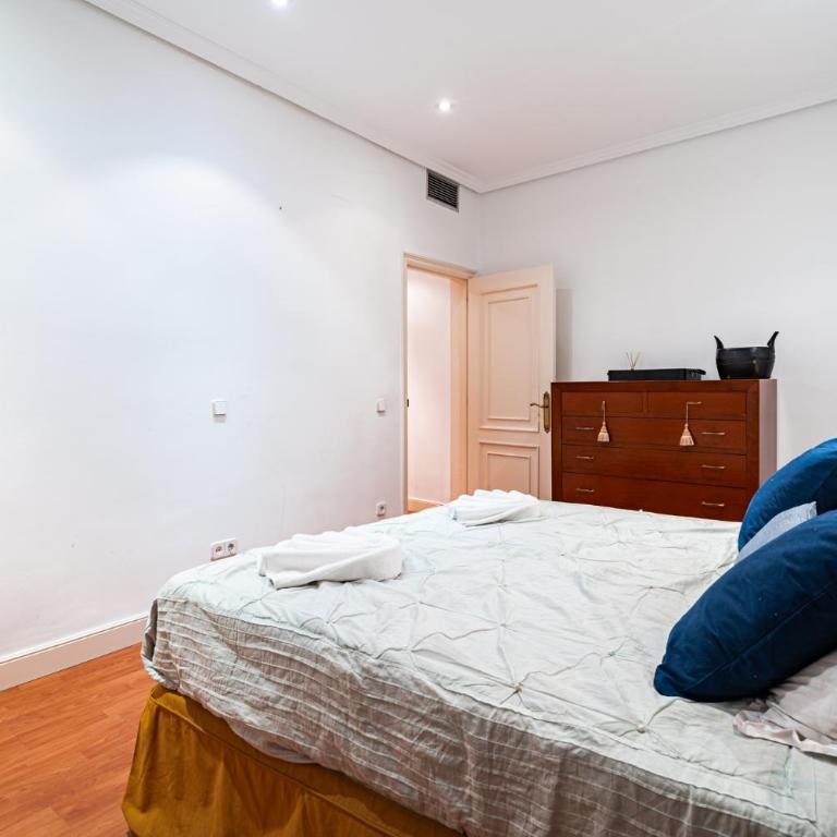 Los Preciados de Callao - Three-Bedroom Apartment with Balcony - 14