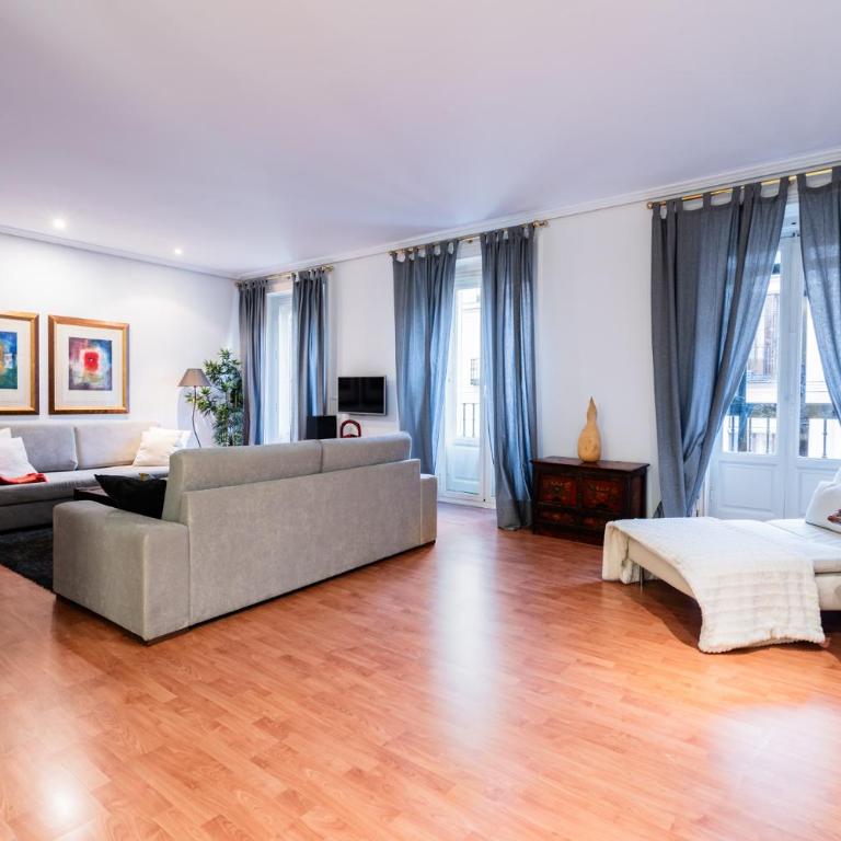 Los Preciados de Callao - Three-Bedroom Apartment with Balcony - 8