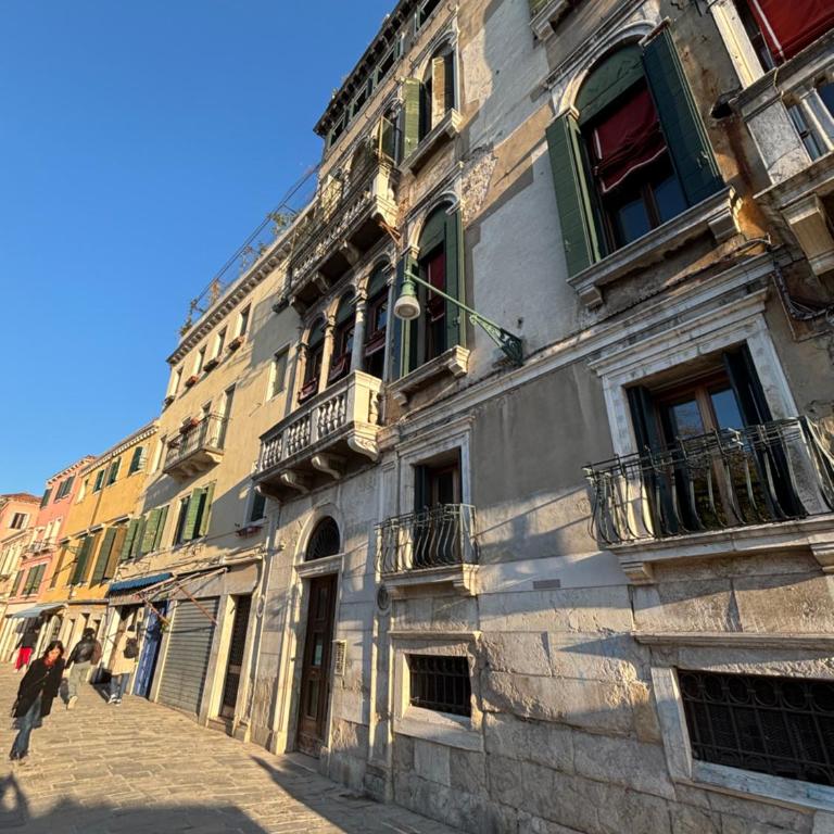 Large Three-bedroom Apartment with Canal View in Cannaregio - Three-Bedroom Vacation Home - 1