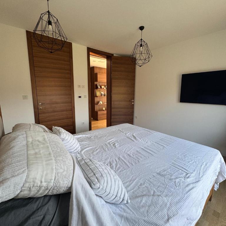 Luxury 3 Bedroom Apartment with Balcony & City View GreenResidence Sarajevo - Three-Bedroom Apartment - 6