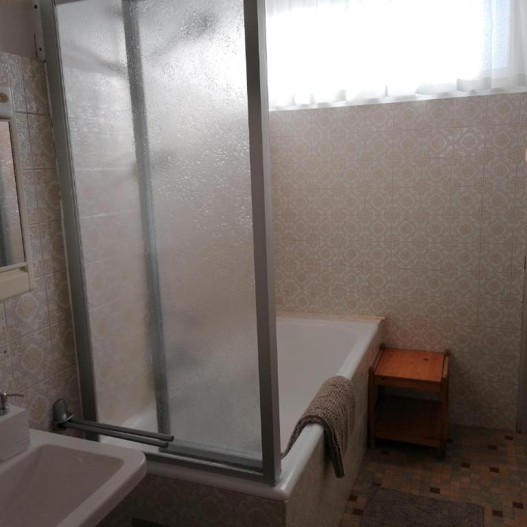 Haus Ronna - Three-Bedroom Apartment with Shower - 4