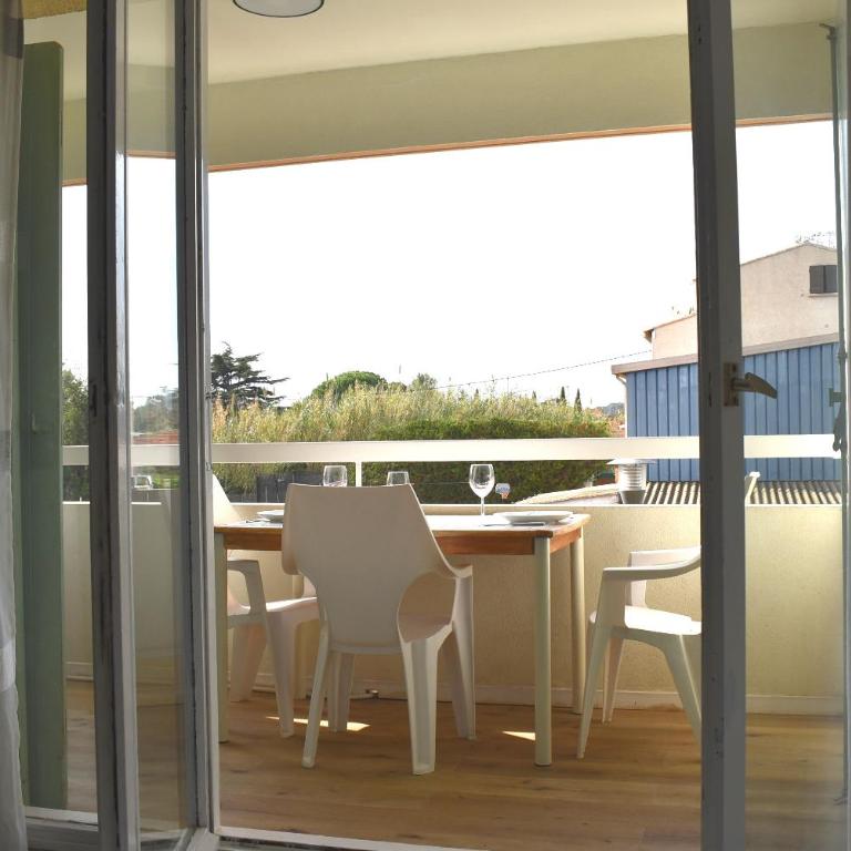 Chez Stf - Two-Bedroom Deluxe Apartment - 22