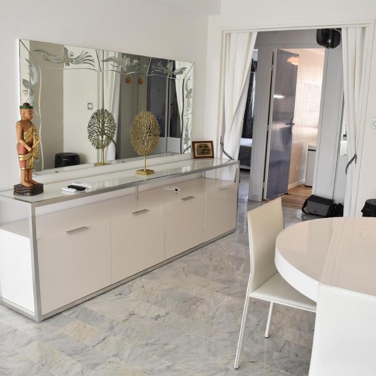 Chez Stf - Two-Bedroom Deluxe Apartment - 1