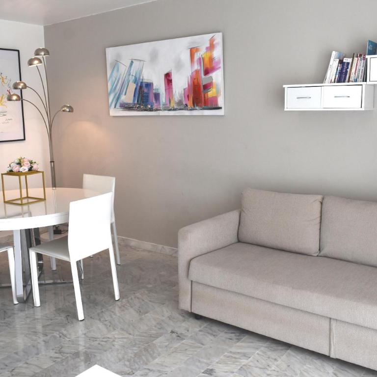 Chez Stf - Two-Bedroom Deluxe Apartment - 5