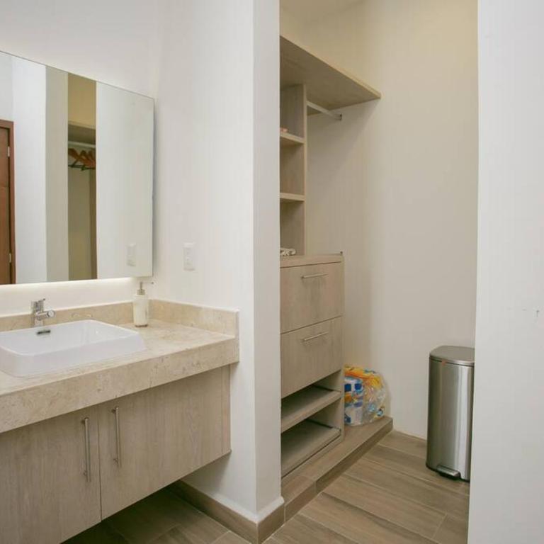 Amplia casa con amenidades - Apartamento - 32