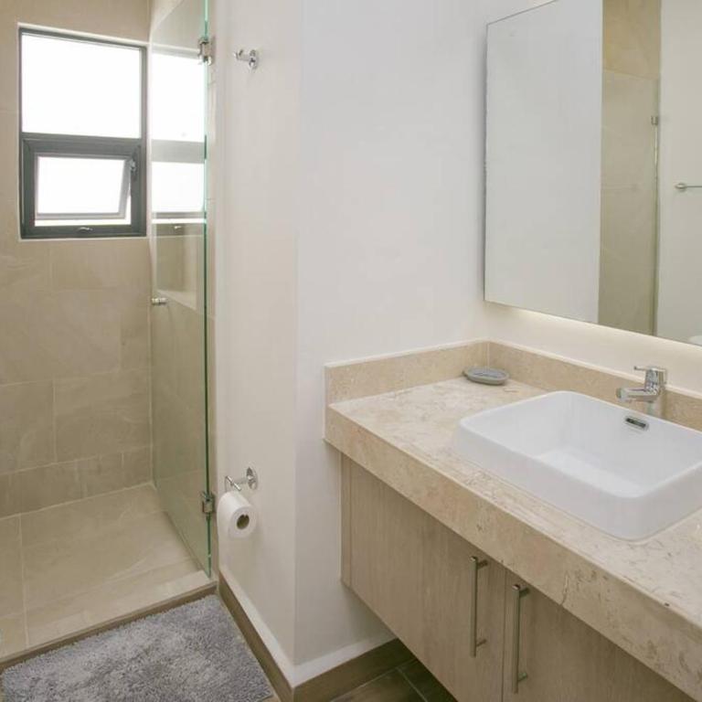 Amplia casa con amenidades - Apartamento - 52