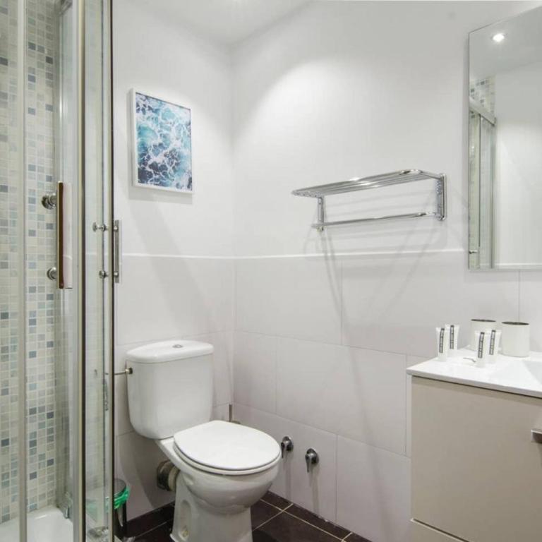 Bright and wide- 2Bd 1Bth- Center - Two-Bedroom Apartment - 26