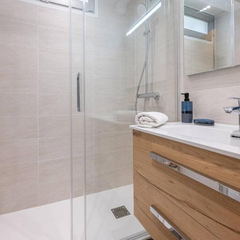 Clos Savoy - New Apartment Close to City center & Free parking - By Cozee Rentals - Appartamento con 1 Camera da Letto, Balcone e Vista Montagna - 13