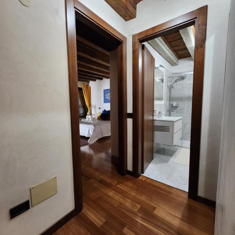 Juliets Bed Art Verona - One-Bedroom Apartment - 70