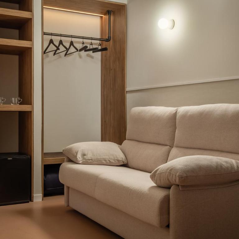 BYPILLOW Paseo - Family Room with Terrace - 7