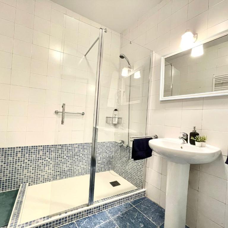 Centric Rooms Madera Gran Via - Triple Room with Shared Bathroom - 8