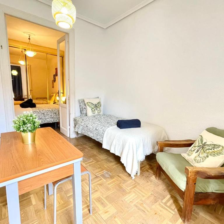 Centric Rooms Madera Gran Via - Triple Room with Shared Bathroom - 3