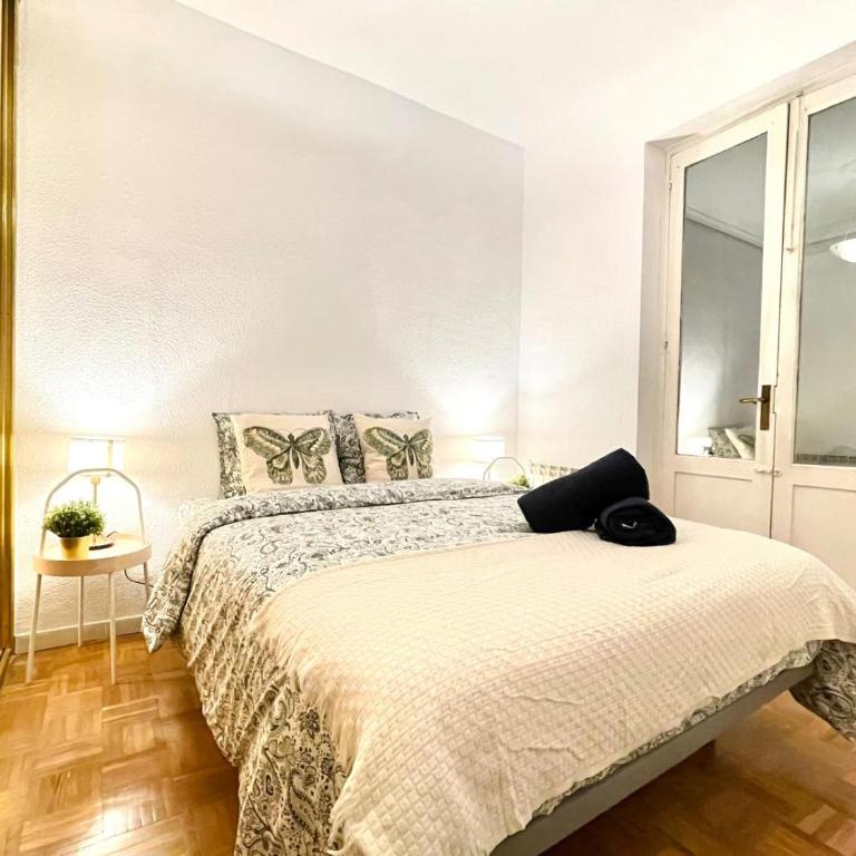 Centric Rooms Madera Gran Via - Triple Room with Shared Bathroom - 1