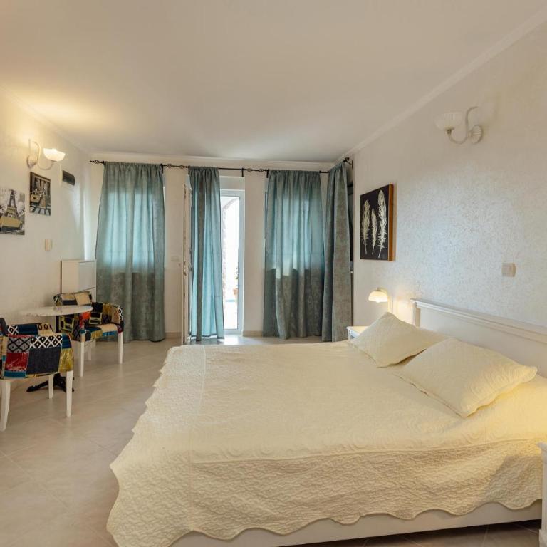 Awesome Home In Herceg Novi With Wifi - Six-Bedroom Holiday Home - 21