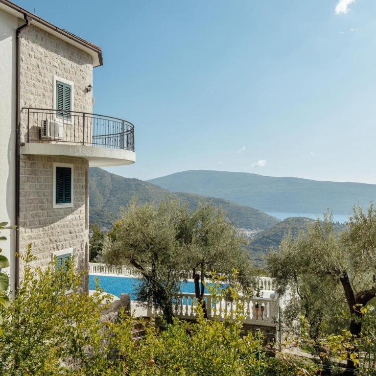 Awesome Home In Herceg Novi With Wifi - Six-Bedroom Holiday Home - 6