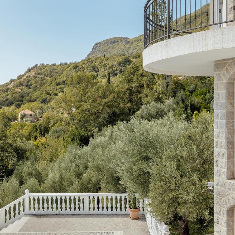 Awesome Home In Herceg Novi With Wifi - Six-Bedroom Holiday Home - 7
