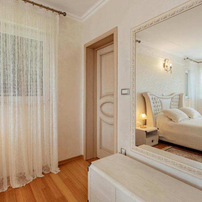 Awesome Home In Herceg Novi With Wifi - Six-Bedroom Holiday Home - 15