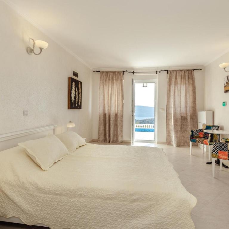 Awesome Home In Herceg Novi With Wifi - Six-Bedroom Holiday Home - 19