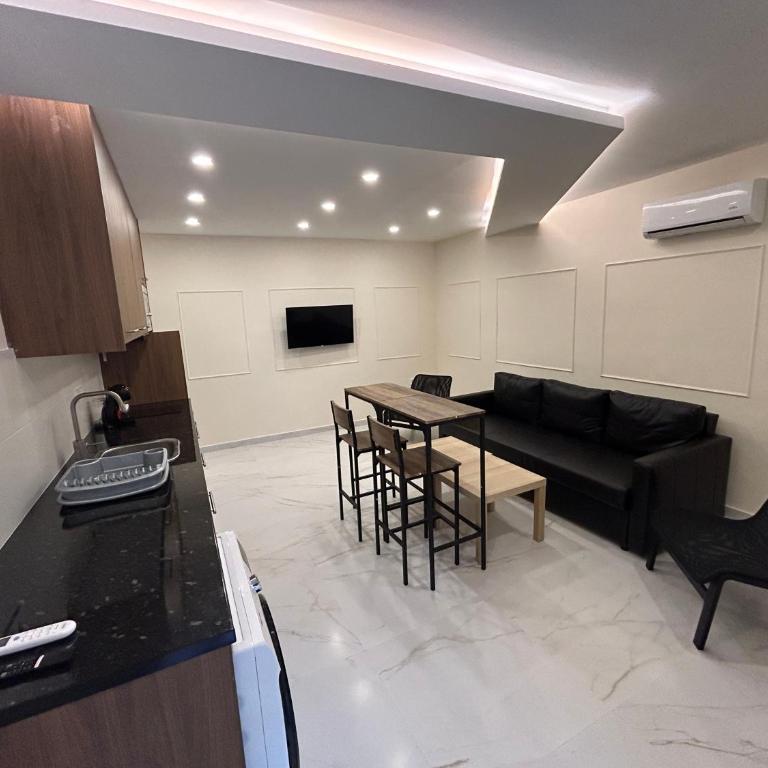 Queen Residence - Two-Bedroom Apartment - 2