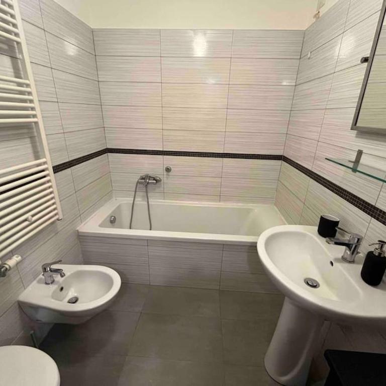 Spacious 2BR 2BA Porta Venezia Walk to Centrale FS - Two-Bedroom House - 9