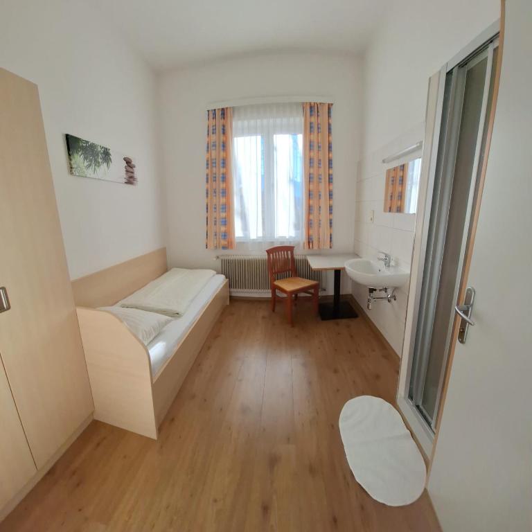 Jugend- und Familiengästehaus Heiligenblut - Einzelzimmer mit Gemeinschaftsdusche und -WC - 10