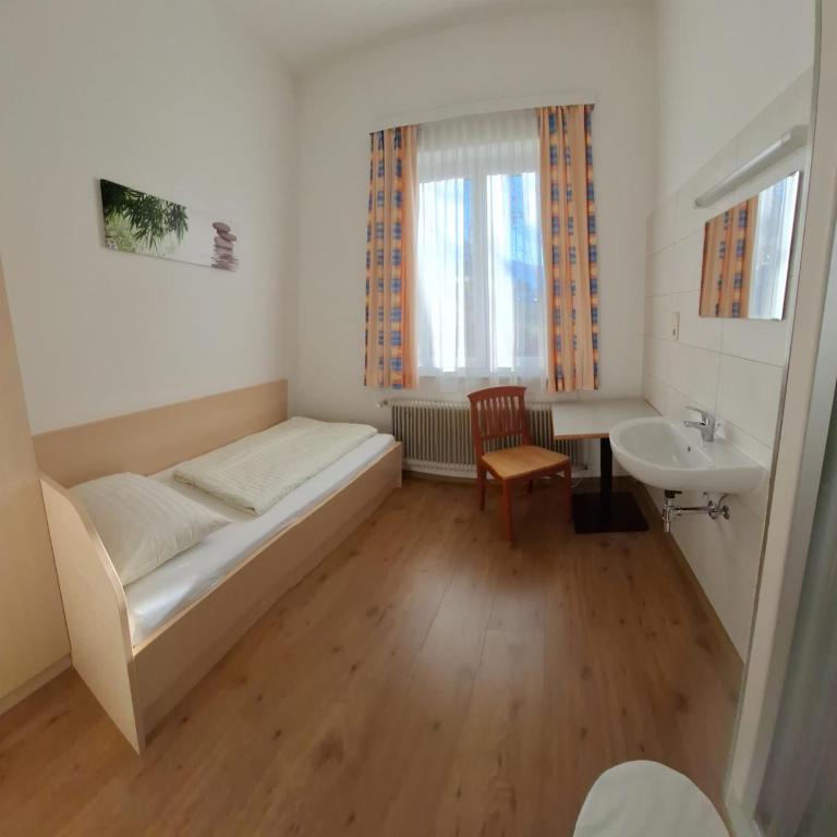 Jugend- und Familiengästehaus Heiligenblut - Einzelzimmer mit Gemeinschaftsdusche und -WC - 12