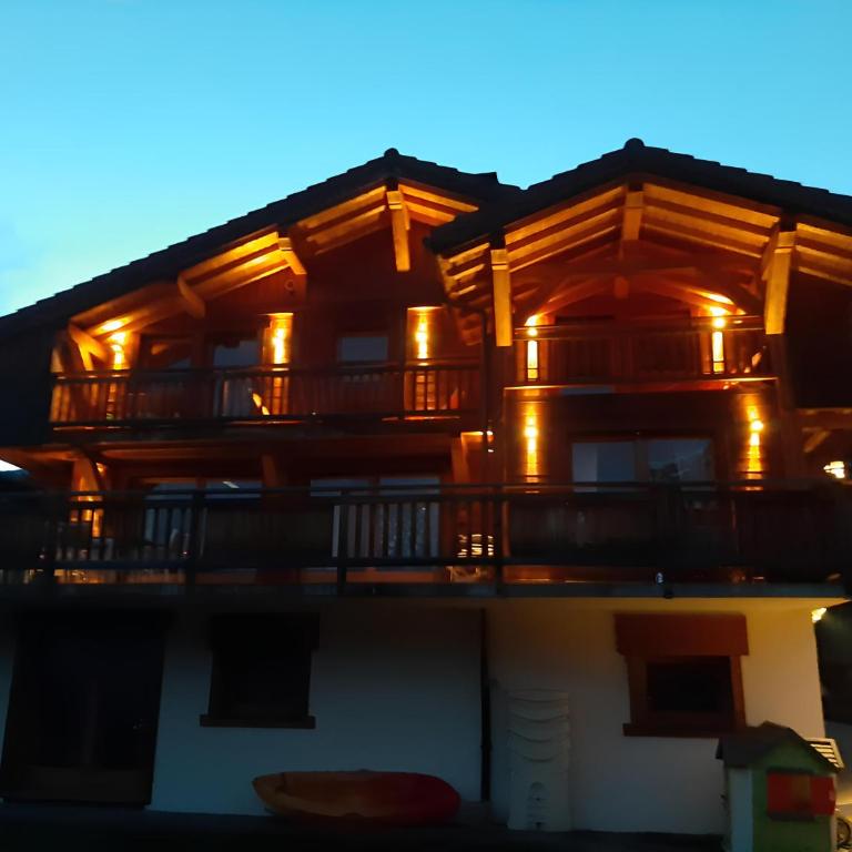 La Maison Magique! Magnifique chalet familial - Four-Bedroom House - 2