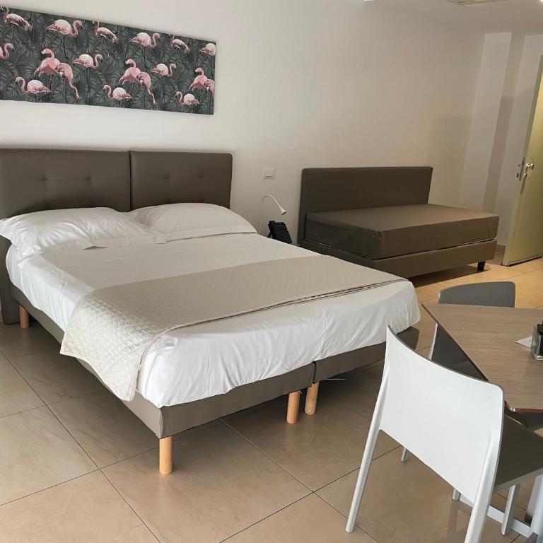 Zeus Hotel - Aparthotel - Meeting & Congress - Classic Quadruple Room - 1