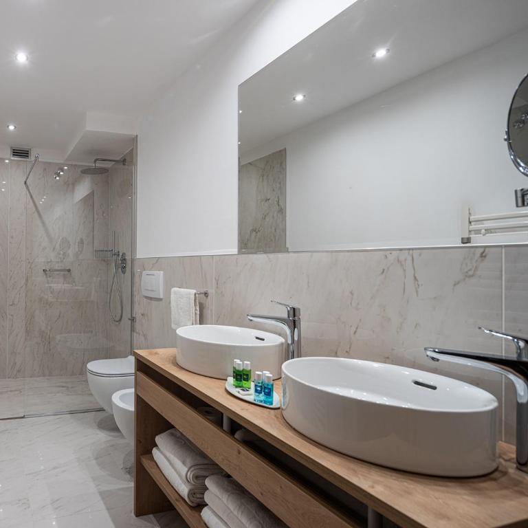Hotel Savoy Palace - Tonelli Hotels - Large Junior Suite with Pool View - 3