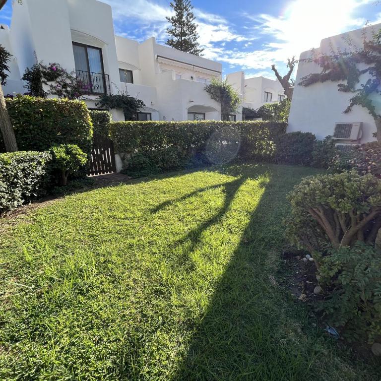 Estepona - Playa - 2 dormitorios con amplio jardín al lado del mar Ev1 - Apartamento - 3