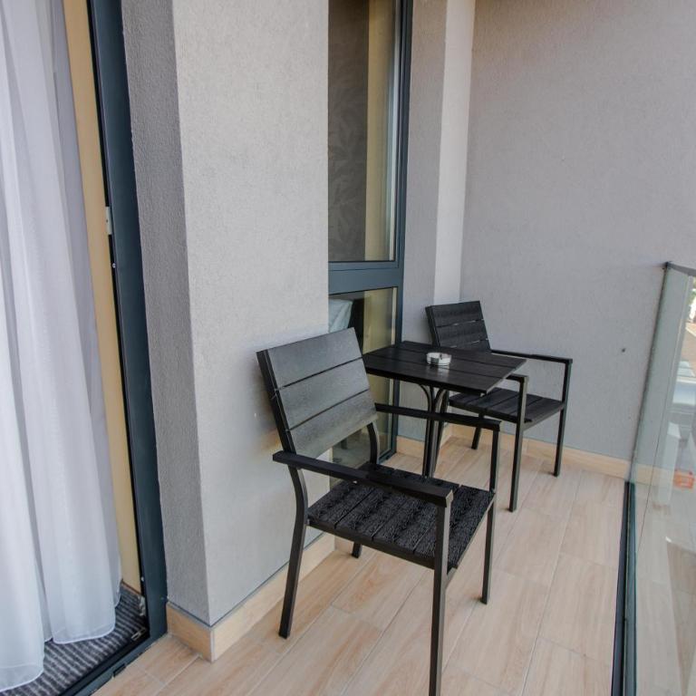 HOTEL LOBBY - Double Room with Balcony (2 Adults + 1 Child) - 3
