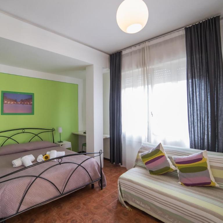 B&B Cento Passi Dalle Mura - Camera Tripla con Bagno Privato Esterno - 1