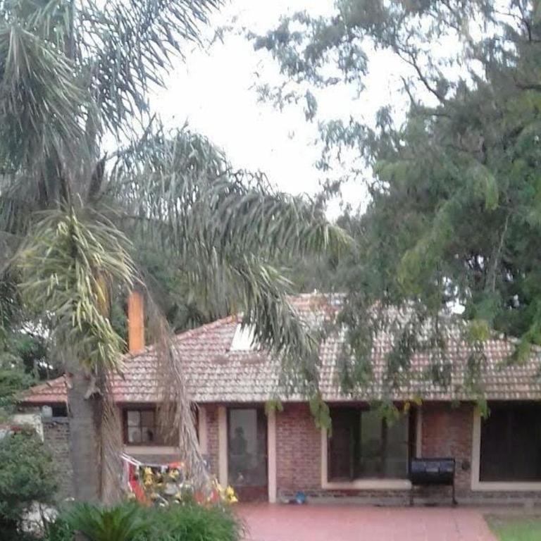 Chalet para 8 o 9 personas, pegado al Bosque Peralta Ramos y a 10 cuadras de las mejores playas del sur de Mar del Plata - Casa de 3 dormitorios - 4