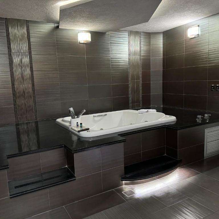 Kuboz Motor Hotel (Motel y Hotel) - Suite with Spa Bath - 5