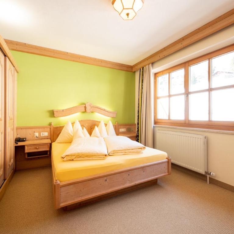 Familienhotel Lengauer Hof - Dreibettzimmer mit Balkon - 8