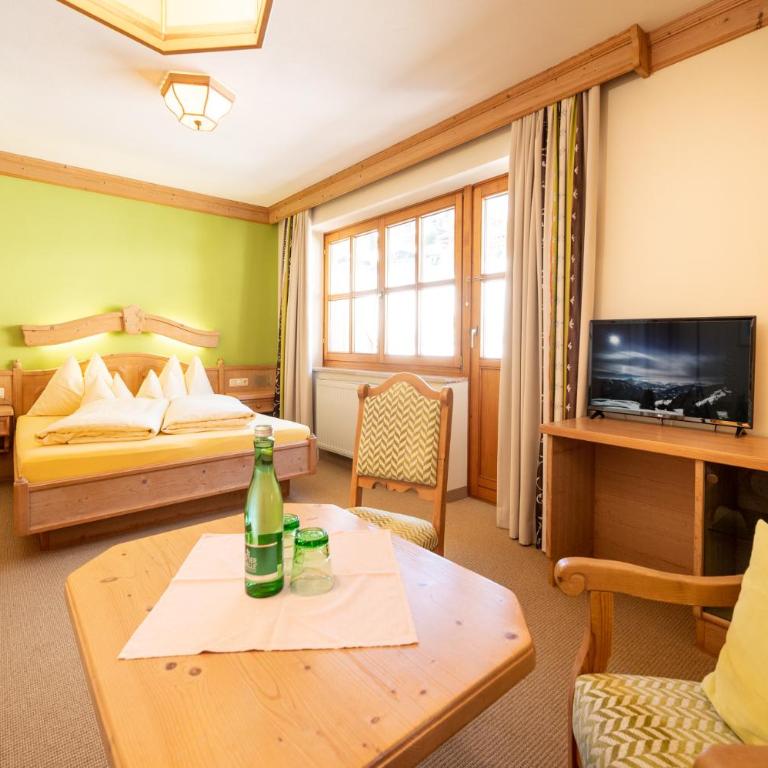 Familienhotel Lengauer Hof - Dreibettzimmer mit Balkon - 6