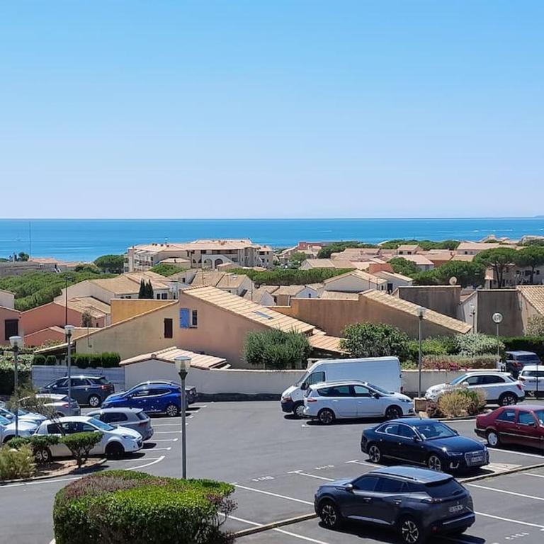 Appartement Saint Pierre la Mer 5 personnes, vue sur la mer, piscine, parking, tennis C164 - Two-Bedroom Apartment with Balcony and Sea View - 1