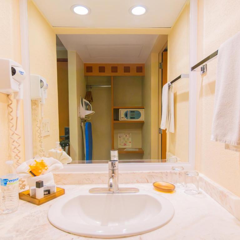 Hotel Mirabel - King Room - 4