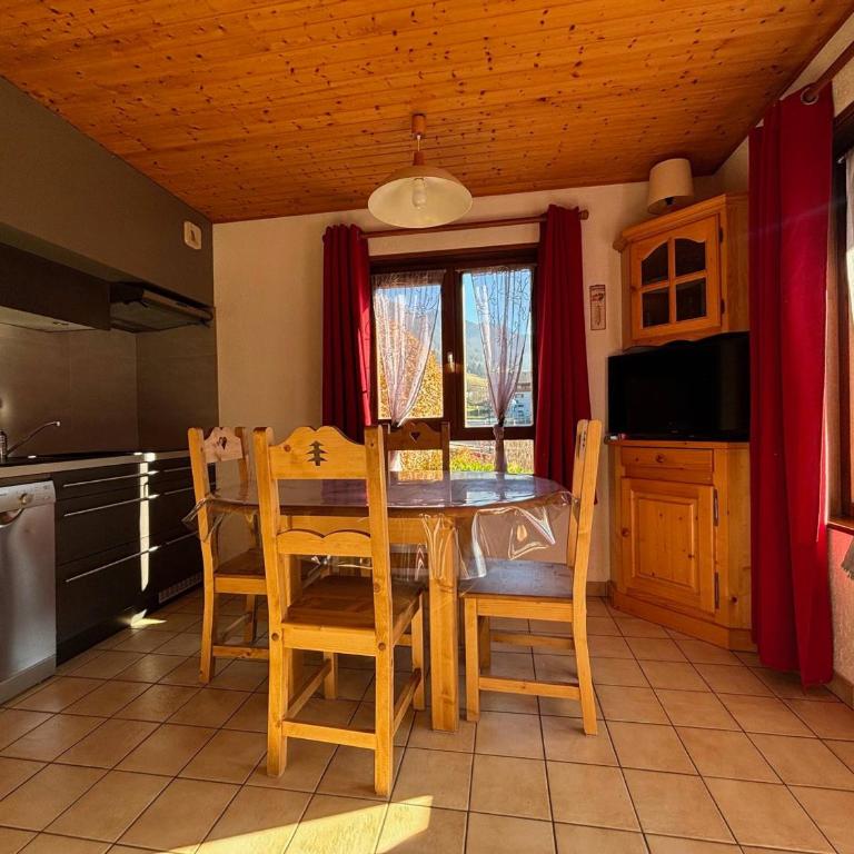 Charmant 2 pièces central ! Balcon, parking, idéal pour 4 personnes - Apartment mit 1 Schlafzimmer - 1