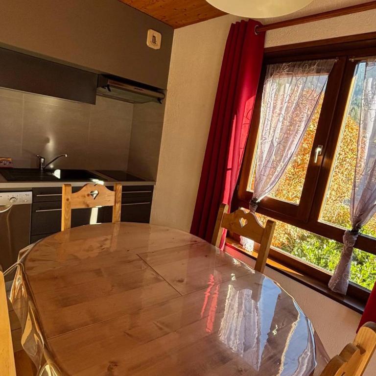 Charmant 2 pièces central ! Balcon, parking, idéal pour 4 personnes - Apartment mit 1 Schlafzimmer - 6