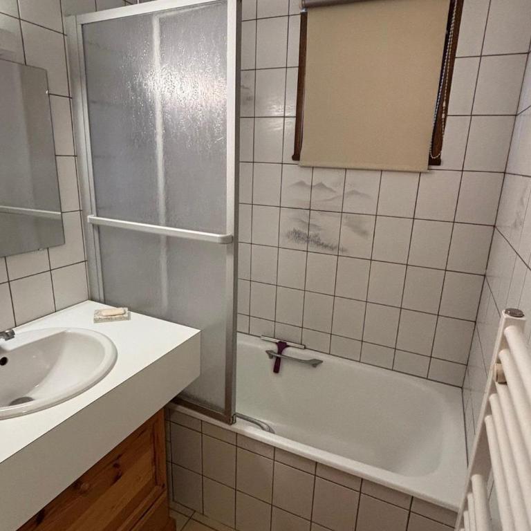Charmant 2 pièces central ! Balcon, parking, idéal pour 4 personnes - Apartment mit 1 Schlafzimmer - 8