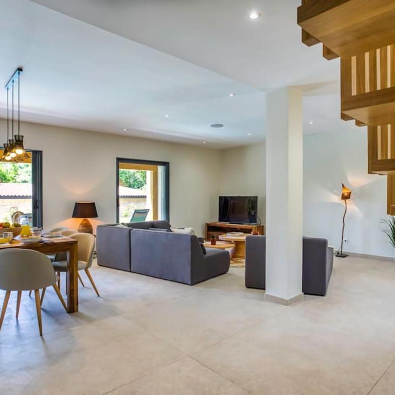 #53 Staywizus - St Paul Villa Swimming pool AC Car park BBQ for 8 Guests - Villa - 13