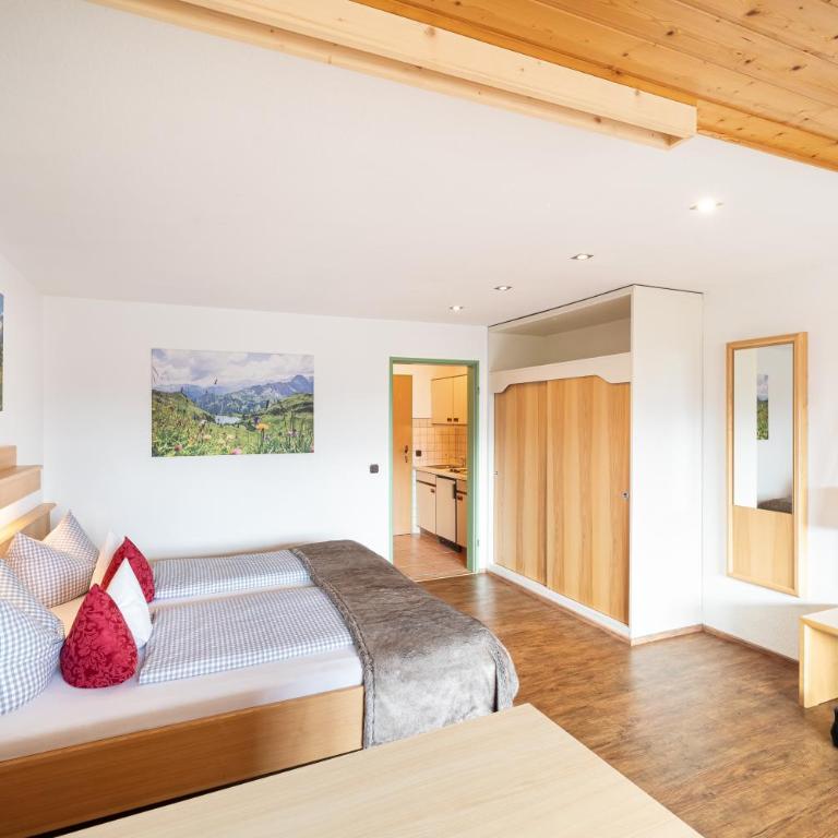 Familien- und Wellnesshotel "Landhaus Viktoria" - Studio mit Bergblick - 1