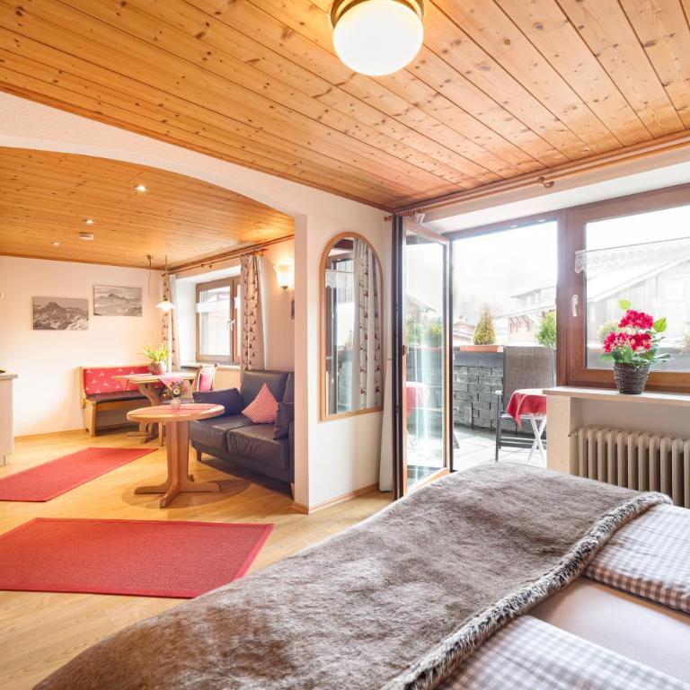 Familien- und Wellnesshotel "Landhaus Viktoria" - Studio mit Terrasse - 2